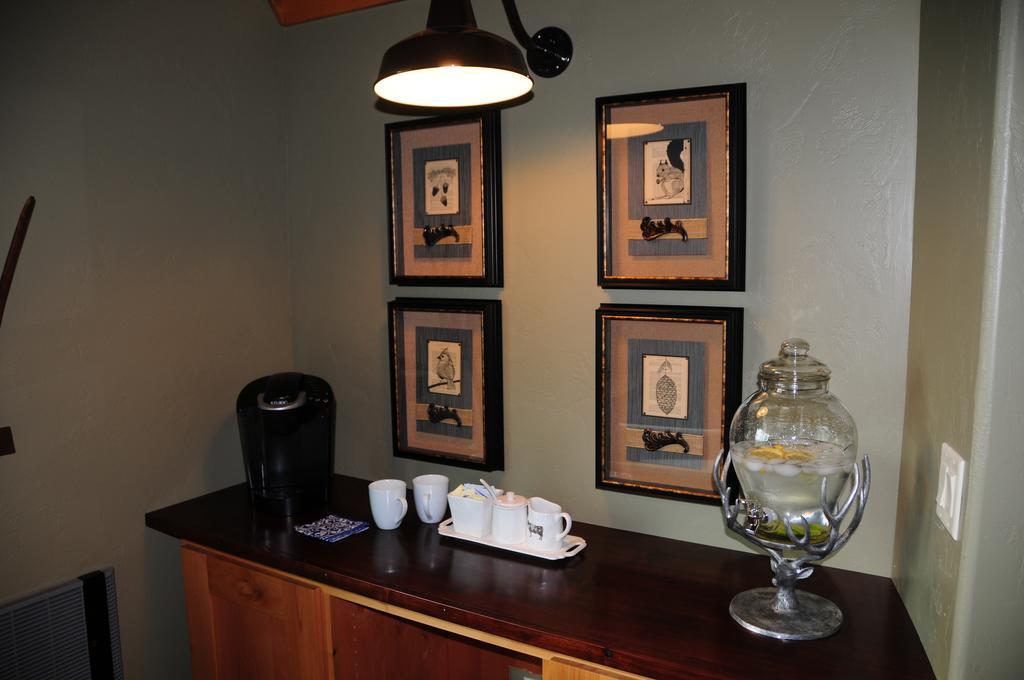 Fin And Feather Inn Victor Chambre photo
